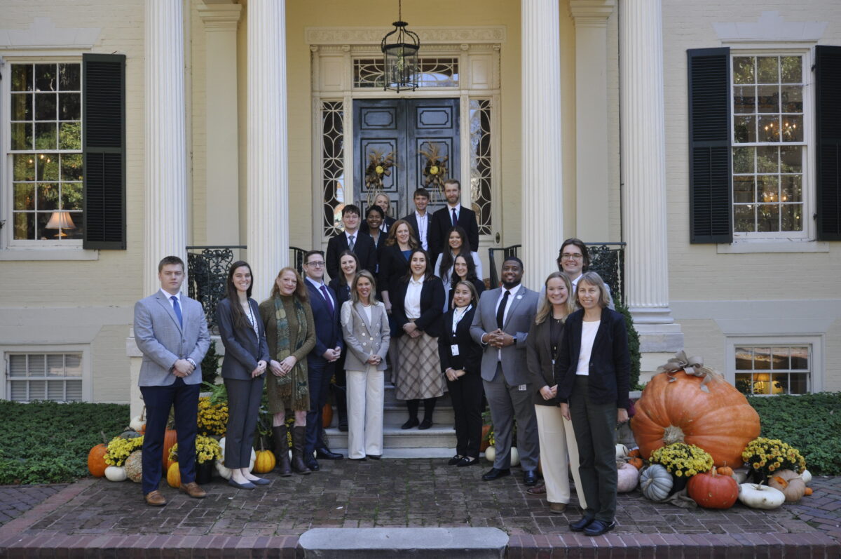 一群人在建築物前